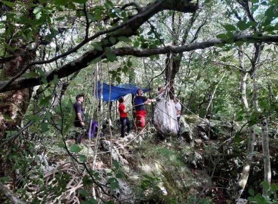 Iz speleološkog objekta „jama pored puta“ izvučeno dvije tone otpada