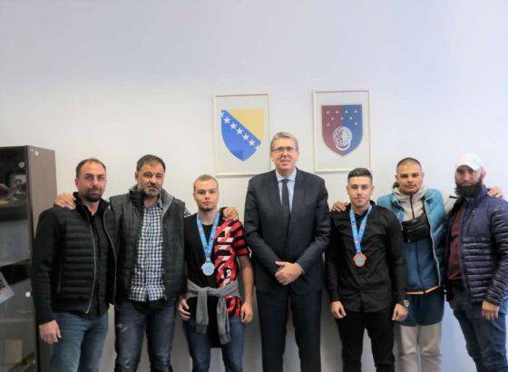 Ministar Avdić s osvajačima medalja: Novčane naknade za tri mlada kickboxera  