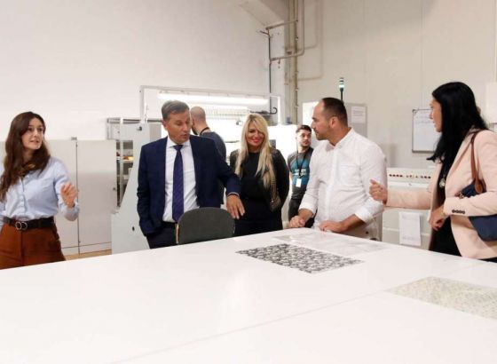 Novalić posjetio firmu koja će prva u BiH koristiti GMO u procesu farbanja tkanina (VIDEO)
