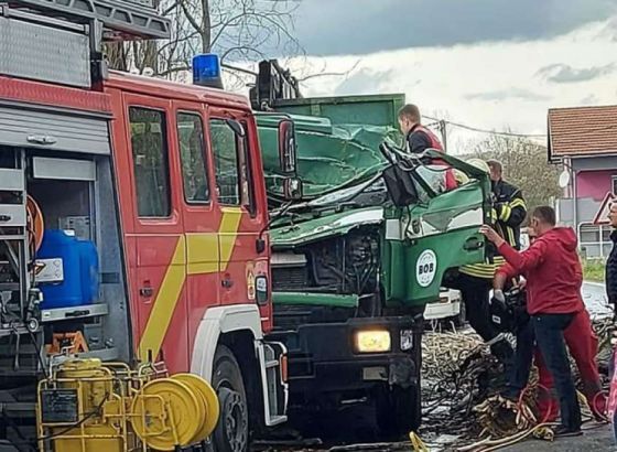 Vozač kamiona smrtno stradao nakon pada stabla na kabinu