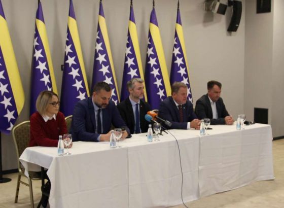 Devet stranaka tvrdi da ima većinu za parlamente na federalnom i državnom nivou