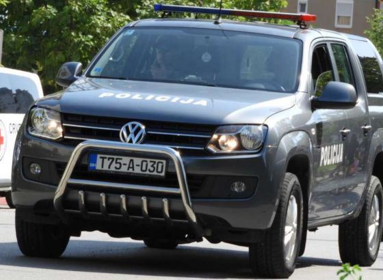Tuzla - Komšije čule pucnjavu, pronađeno beživotno tijelo ženske osobe, muškarac u kritičnom stanju
