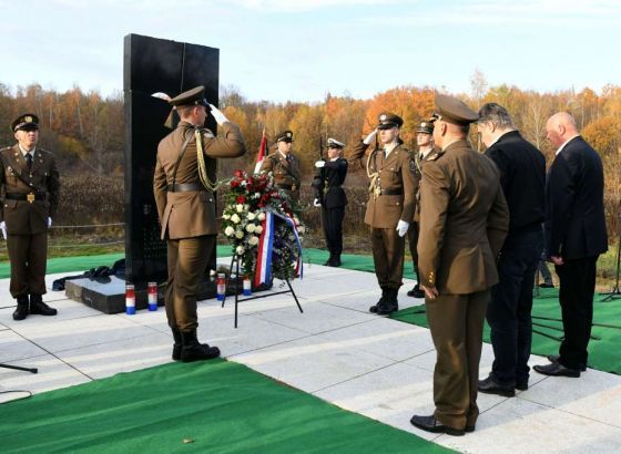 Milanović na otkrivanju spomenika Bošnjacima koje su 1992. ubili srpski pobunjenici