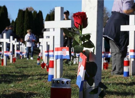 Vukovar: Na grobove na Memorijalnom groblju položene ruže i upaljene svijeće