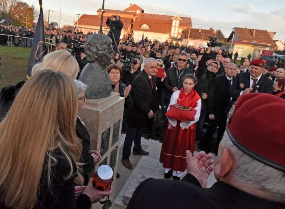 Vukovar: Otkriven spomenik Kati Šoljić i sinovima