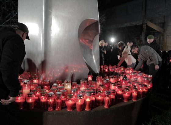 Molitva i paljenje svijeća u krugu vukovarske bolnice za žrtve agresije