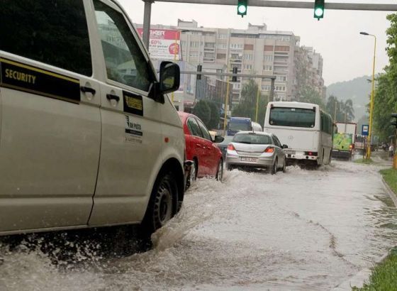 U Splitu poplavljene ceste, otežan promet