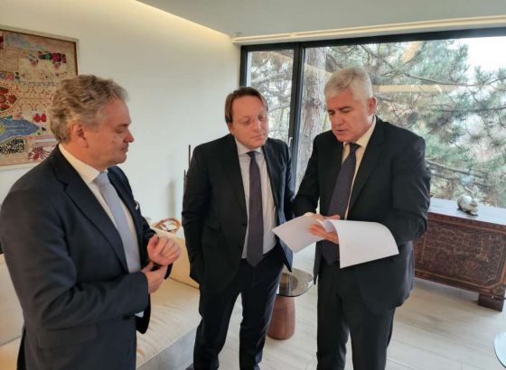 Čović s Oliverom Varhelyijem: Kandidatski status za BiH prioritetan