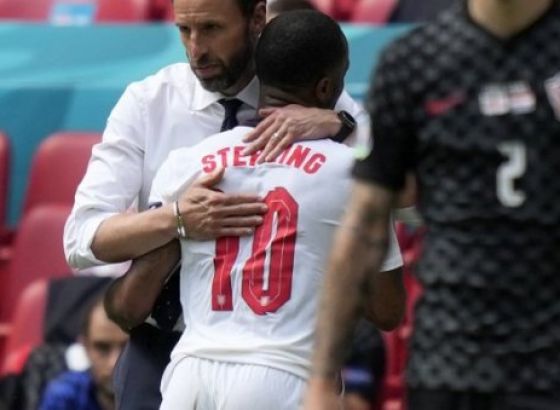 Sterling se vratio u Englesku nakon što mu je opljačkan dom
