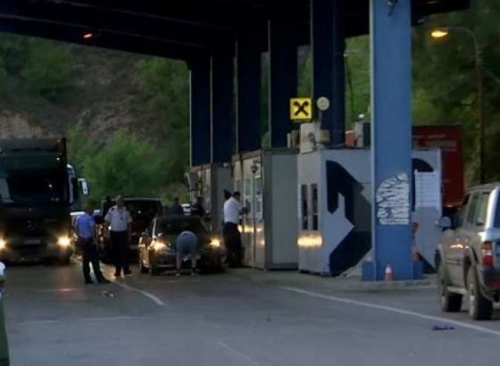 Glavne ceste na sjeveru Kosova i dalje blokirane