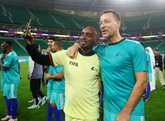 NE KRIJU ODUŠEVLJENJE: Fudbalske legende i radnici odigrali utakmicu u Kataru, Infantino bio sudija
