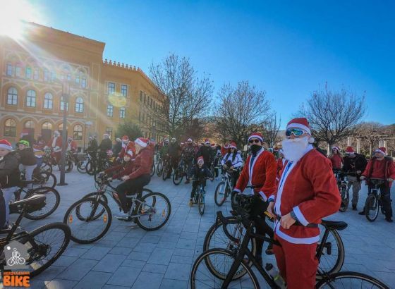 Tradicionalna biciklijada 'Djeda Mrazova' ulicama Mostara
