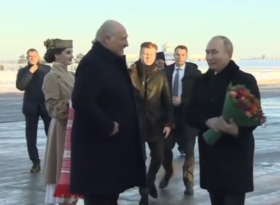 Putin sletio u Minsk, na aerodromu ga dočekao Lukašenko