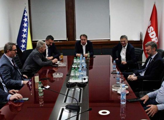 Sastanak 'Osmorke' u Sarajevu, predsjednici stranaka stigli u centralu SDP-a