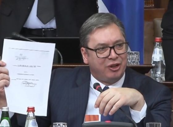 Poslanici okružili Vučića: Opšti haos i tuča u Skupštini Srbije (VIDEO)