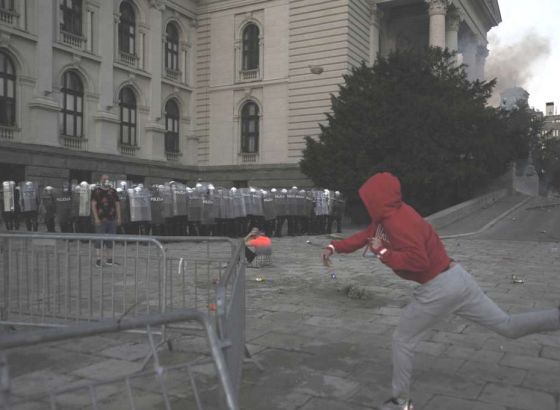 Prosvjedi ultranacionalista u Beogradu i prijetnje Vučiću zbog Kosova