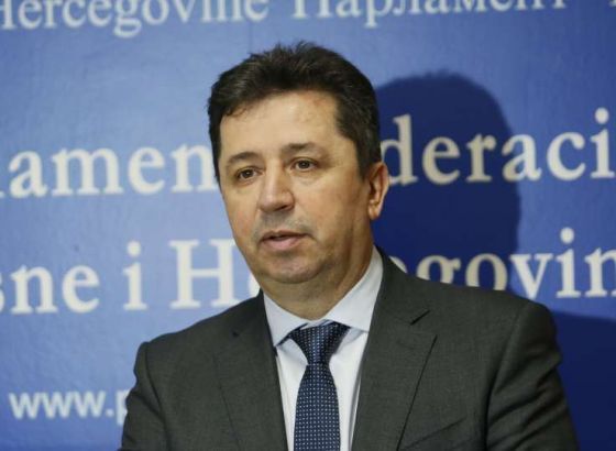 Zaimović: Schmidt bi nametanjem odluke Bošnjake sveo na nivo nacionalne manjine kojom bi upravljali Zagreb i Beograd