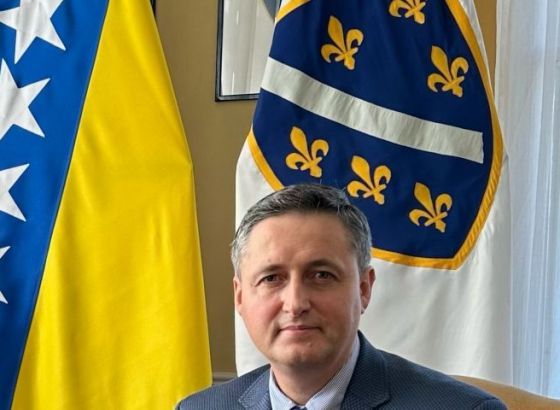 Iz kabineta člana Predsjedništva BiH tvrde: Denis Bećirović nije skinuo sa zida portret Alije Izetbegovića