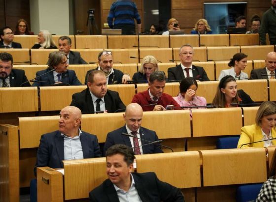 Počela vanredna sjednica Predstavničkog doma, pred zgradom Parlamenta FBiH protesti
