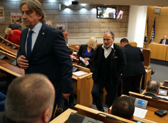 Veliki broj specijalaca u zgradi Parlamenta, zastupnici Demokratske fronte napustili sjednicu