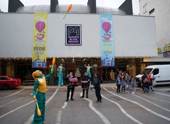 Festival 'FEDU' otvoren defileom cirkuske trupe 'Master&Margarita' i predstavom 'Zlatokosa'