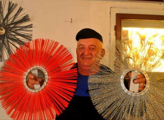 Jedan dan sa dimnjačarem - Man in black sa bijelim rukavicama