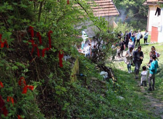 Romi danas slave Đurđevdan, u Visokom na grane drena vezuju crvene krpice za zdravlje
