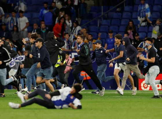 Incident na terenu i u tunelu: Navijači Espanjola spriječili slavlje fudbalera Barselone