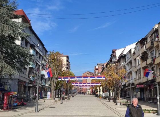 Mitrovica: Pripadnici policije osiguravaju zgradu općine; Vučić otkazao posjet