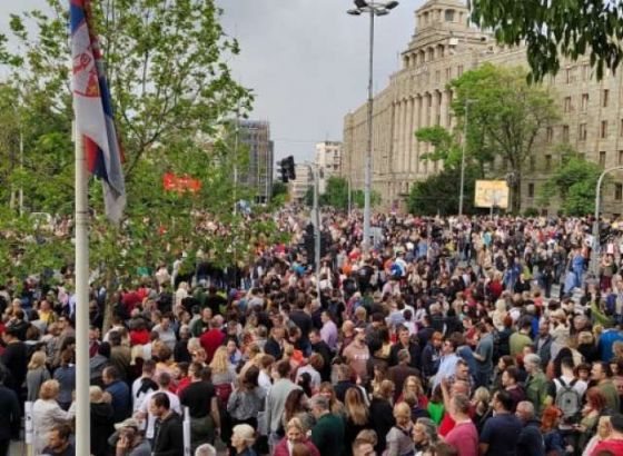 Srbiju očekuje buran kraj tjedna i dva masovna skupa vlasti i oporbe