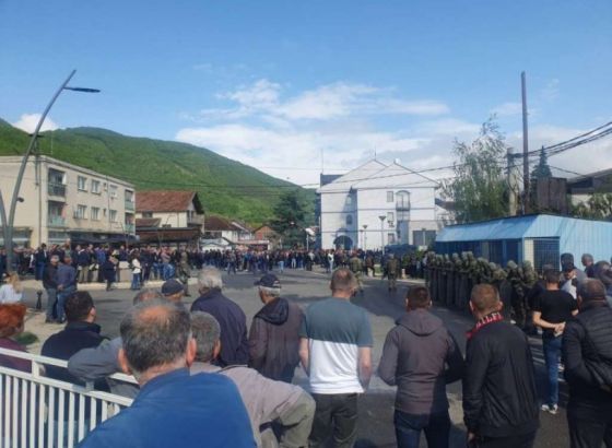 Više stotina Srba okupljeno ispred općinskih zgrada na sjeveru Kosova