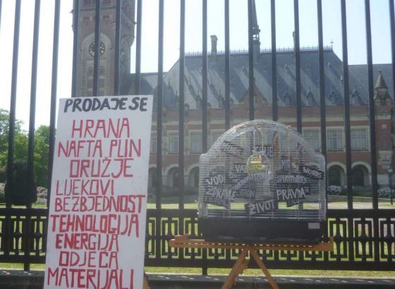 Djelom o kavezu Almir Dervišević ukazuje da su materijalizirane mnoge univerzalne vrijednosti