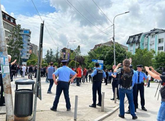 Četvrti dan prosvjeda na sjeveru Kosova, okupljanje građana u južnom dijelu Mitrovice