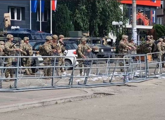 Srbi u Leposaviću gađali ministra Alijua crvenom farbom i jajima