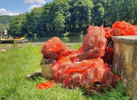Volonteri s dna i obala Malog Plivskog jezera počistili 220 kg plastike, metala i papirne ambalaže