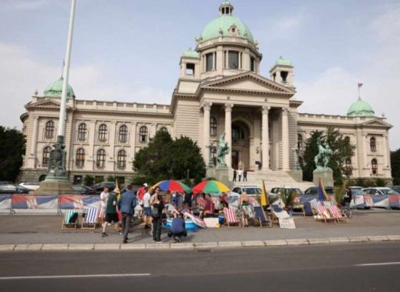 Performans beogradskih studenata "Ljetovanje pred Skupštinom"