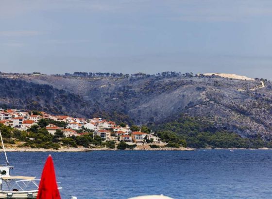 Lokaliziran požar na Čiovu, izgorjelo oko 600 hektara niskog raslinja i borovine