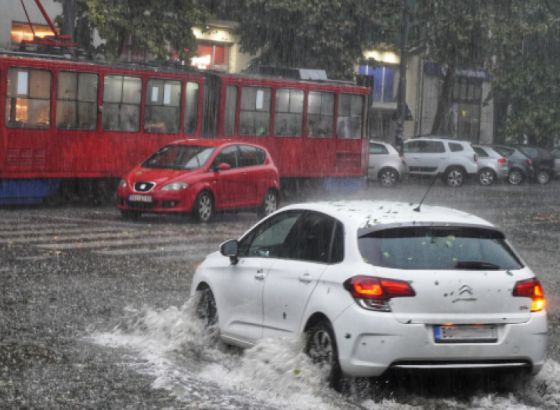 Posljedice nevremena u Beogradu: Tri osobe spašene, vjetar nosio krov sa zgrade parlamenta