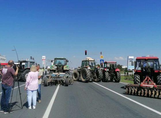 Poljoprivrednici blokirali cestu Orašje – Tuzla, traže isplatu poticaja za pšenicu