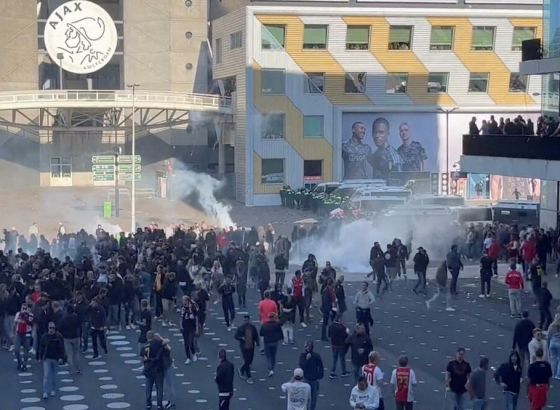 Van Basten nakon haosa u Amsterdamu: Ukinite fudbal kad ne umijemo da se ponašamo na tribinama