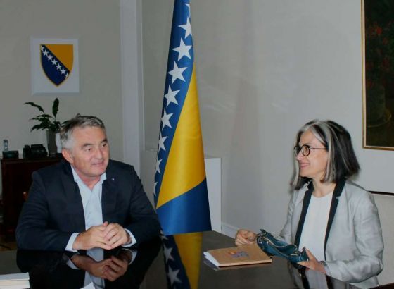 Komšić ugostio ambasadore Španije i Kine u BiH - María Teresa Lizaranzu Perinat i Ji Pinga