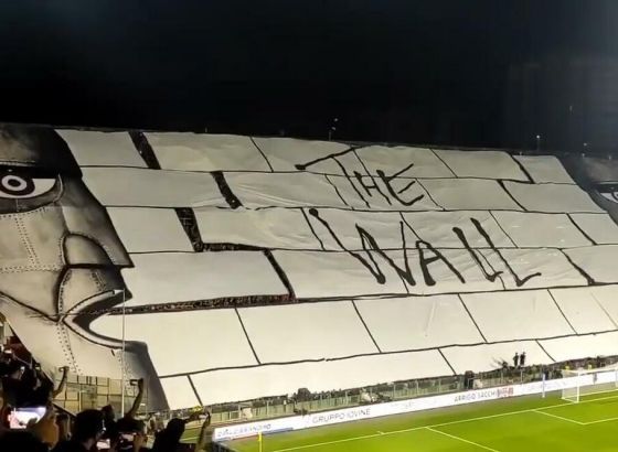 Još jedna cigla u zidu navijača Salernitane u čast Pink Flojda
