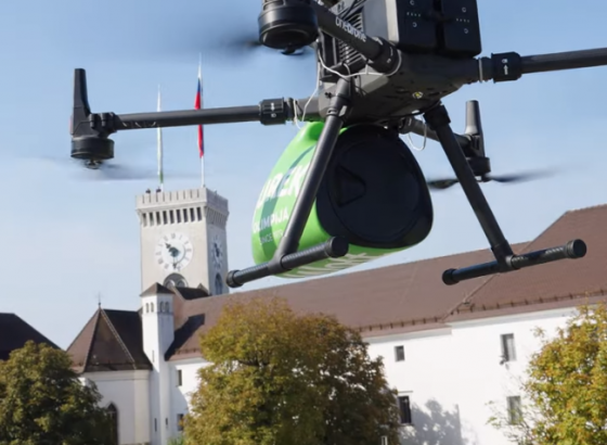 Prva dostava dronom u Sloveniji: Gradonačelnik Ljubljane dočekao burek (VIDEO)