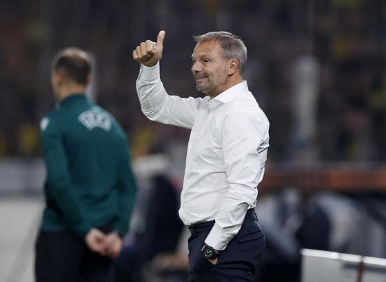 Raskinut ugovor, Ajaks ostao bez trenera