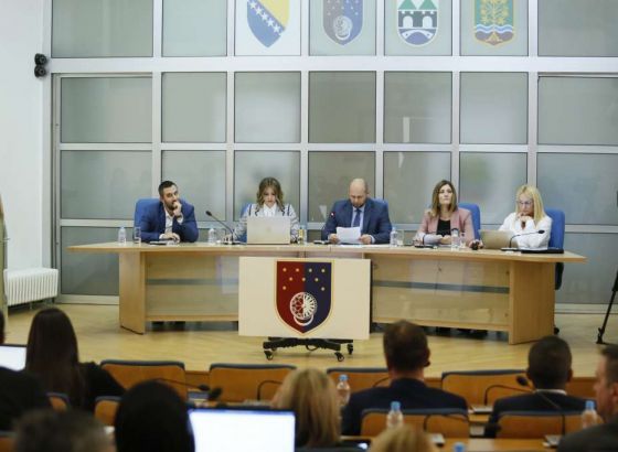 Skupština KS prihvatila odluke o ostavci premijera Nihada Uka i članova Vlade 