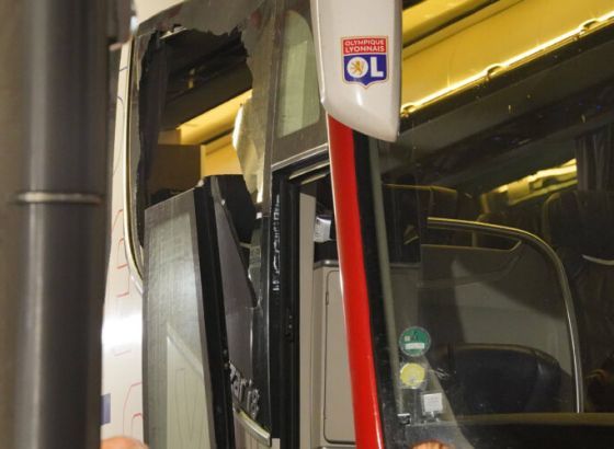 Privedeno devet ljudi zbog kamenovanja autobusa Lyona