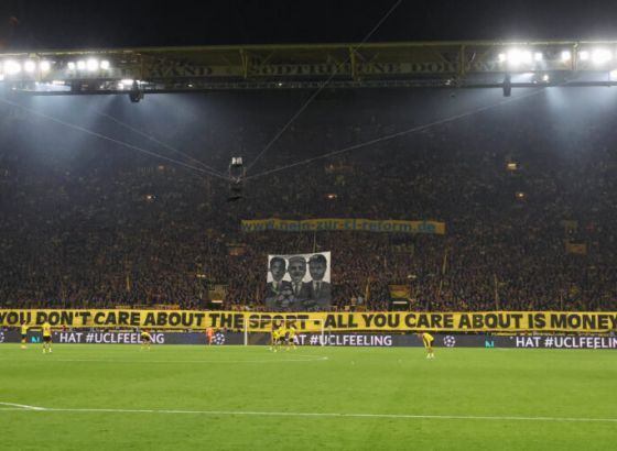 Navijači uz jasnu poruku zasuli teren lažnim zlatom i novčanicama