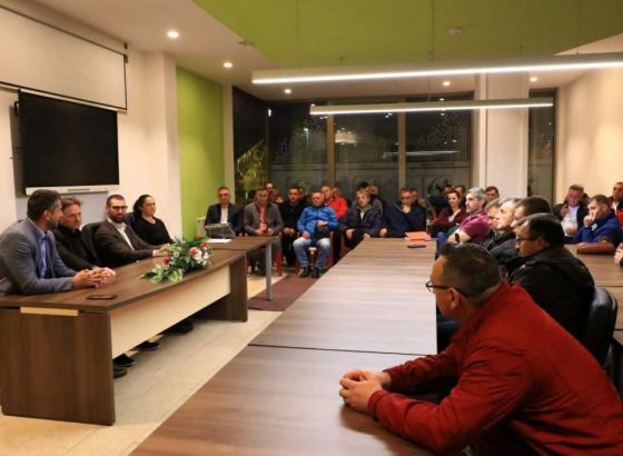 Mijatović i Hrnjić sa poljoprivrednim proizvođačima i prerađivačima iz Ilijaša