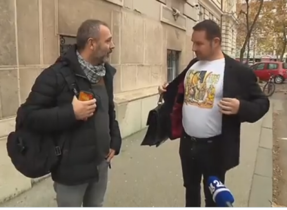PRED SUDOM U MARIBORU: Rok Snežić dočekao Avdu Avdića u majici sa likom koji odsijeca glavu muslimanu