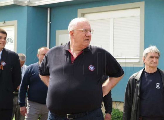 Znak "Kuća ratnog zločinca" pred sjedištem SRS-a u Hrtkovcima